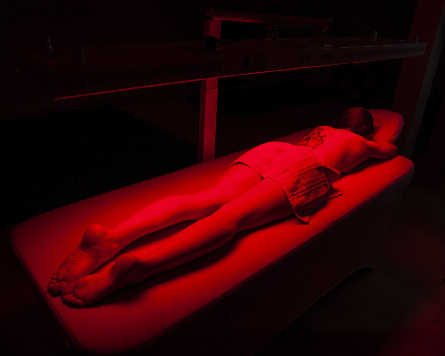 Red Light Therapy for Cellulite: The Safe and Natural Way to Bust Those Pesky Bumps - Rouge Care